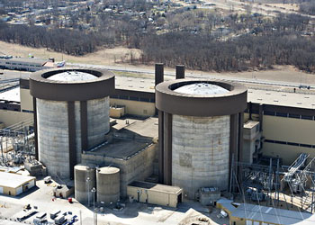 Nuclear power plant facility with cooling towers